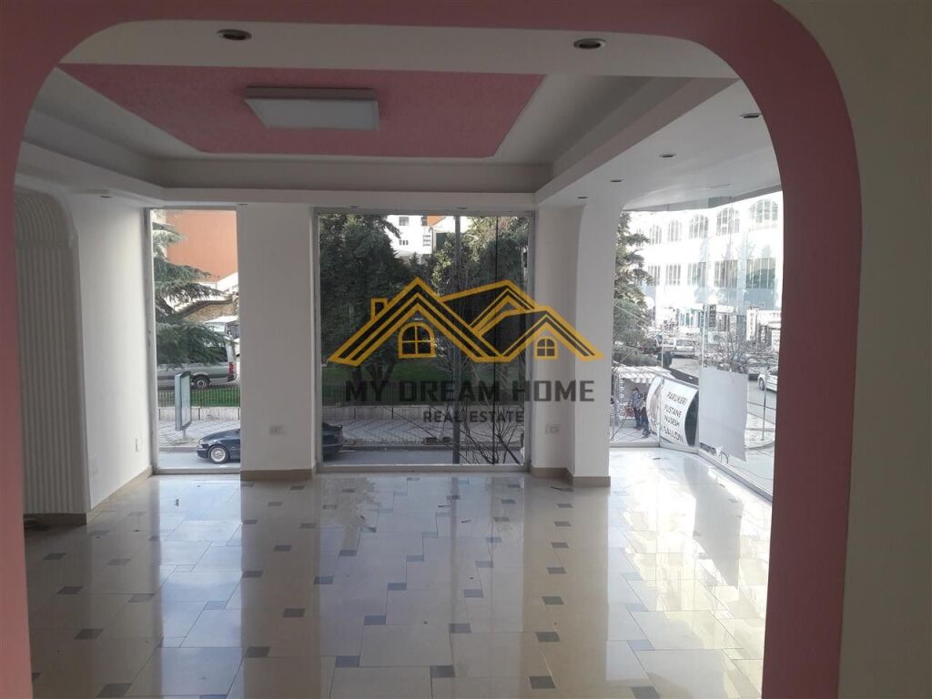 Jepet me Qira, Ambient Biznesi, Tek Pallatit Sportit Durres