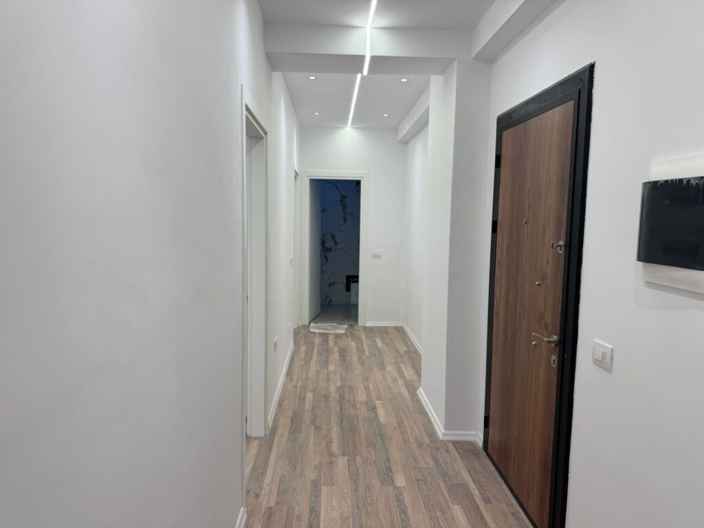 Apartment 2+1+parking for rent in Astir at the Urban Gate Complex. 65000 lek