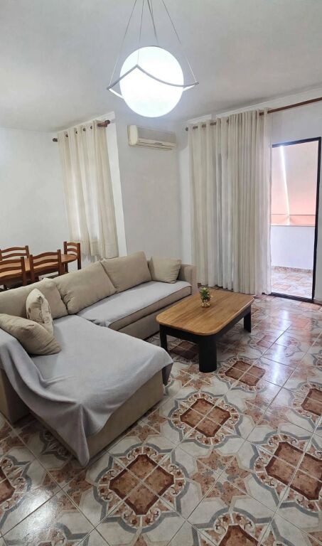 Apartament 1+1 me qira Rruga e Dibrës 550 mijë lekë