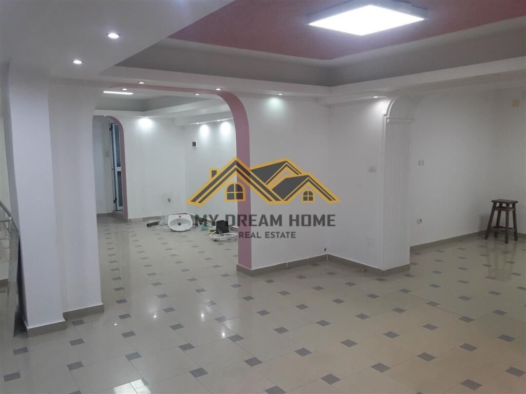 Jepet me Qira, Ambient Biznesi, Tek Pallatit Sportit Durres