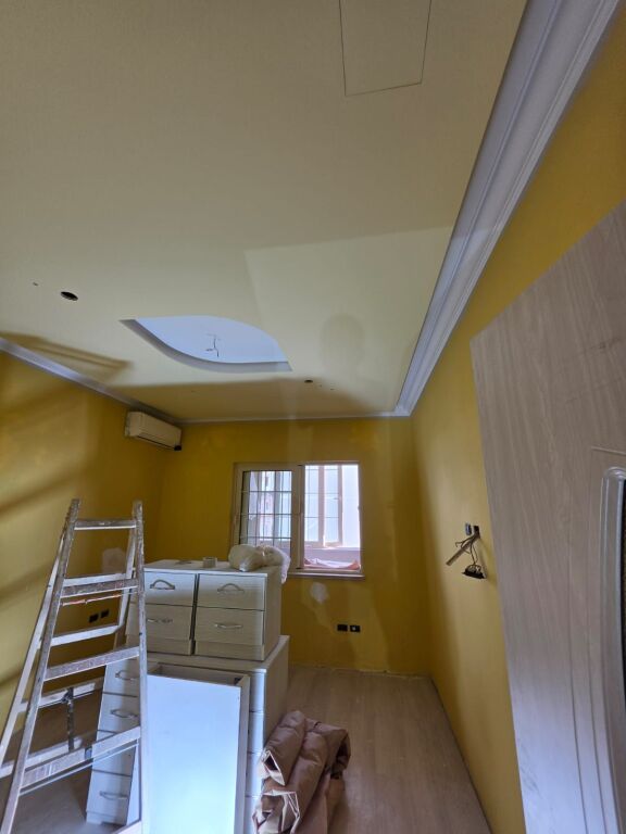Jepet apartament 2+1 me qera ne Rrugen Hoxha Tahsin prane Pazarit te Ri, Tiranë.f