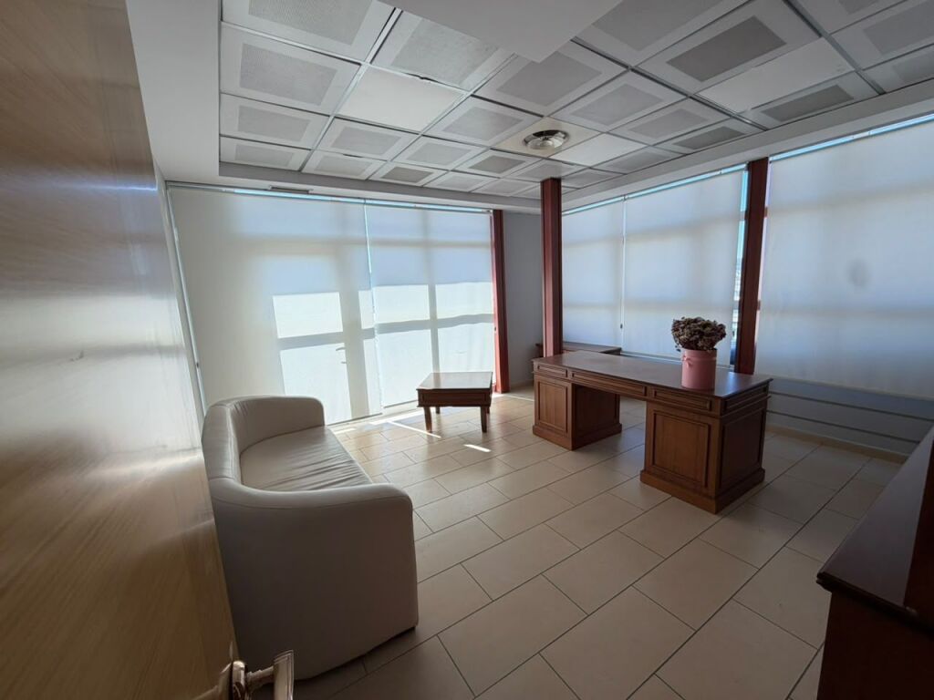 🏢 LOCALE IN AFFITTO IN VIA KAVAJES