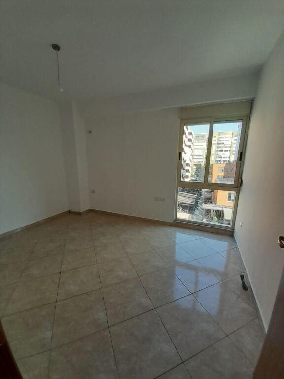 Jepet apartament 2+1 me qira (per zyre apo banim) tek Kompleksi Delijorgji , Rruga e Kavajes .
