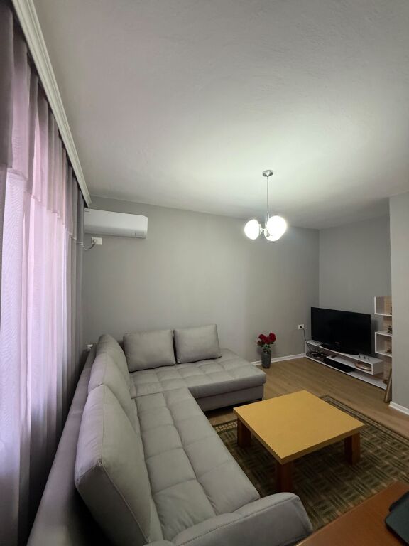 Apartament per qira tek komuna e parisit cmimi 700 Euro