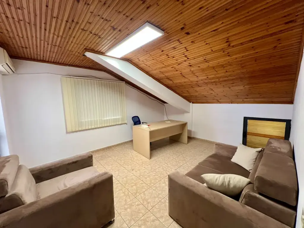 Qira, Papafingo 3+1+Verandë , ”Pazari i Ri”, Tiranë.