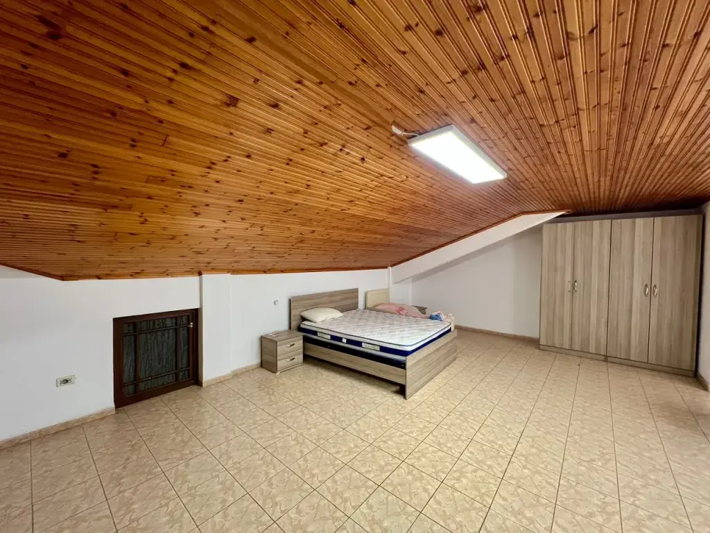 Qira, Papafingo 3+1+Verandë , ”Pazari i Ri”, Tiranë.