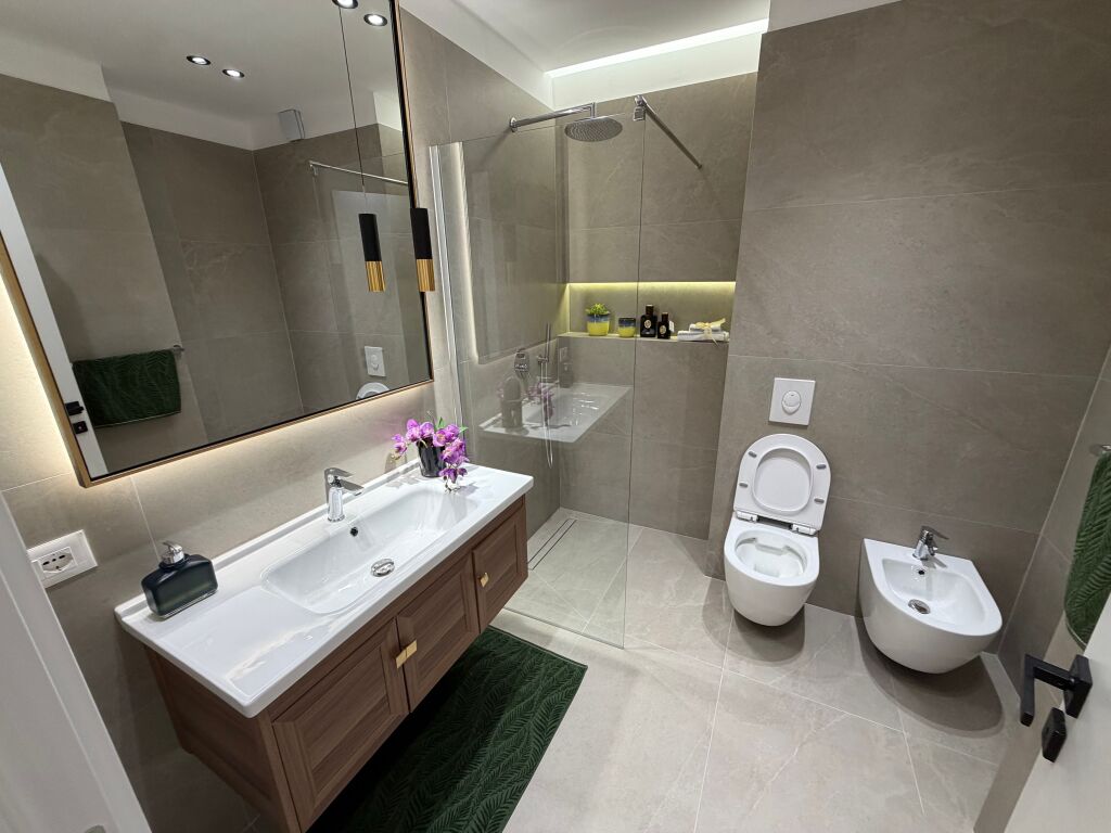Shitet Apartament 2+1  Adresa : Zogu i Zi fillimi Rruges Don Bosko  Kati 6  Siperfaqe 91 m2  Orjentim jug  Cmimi 259,000€