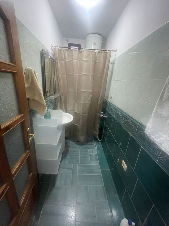 Jepet me qera 1+1 ne astir te Bohem pallat I mobiluar 40000 lek