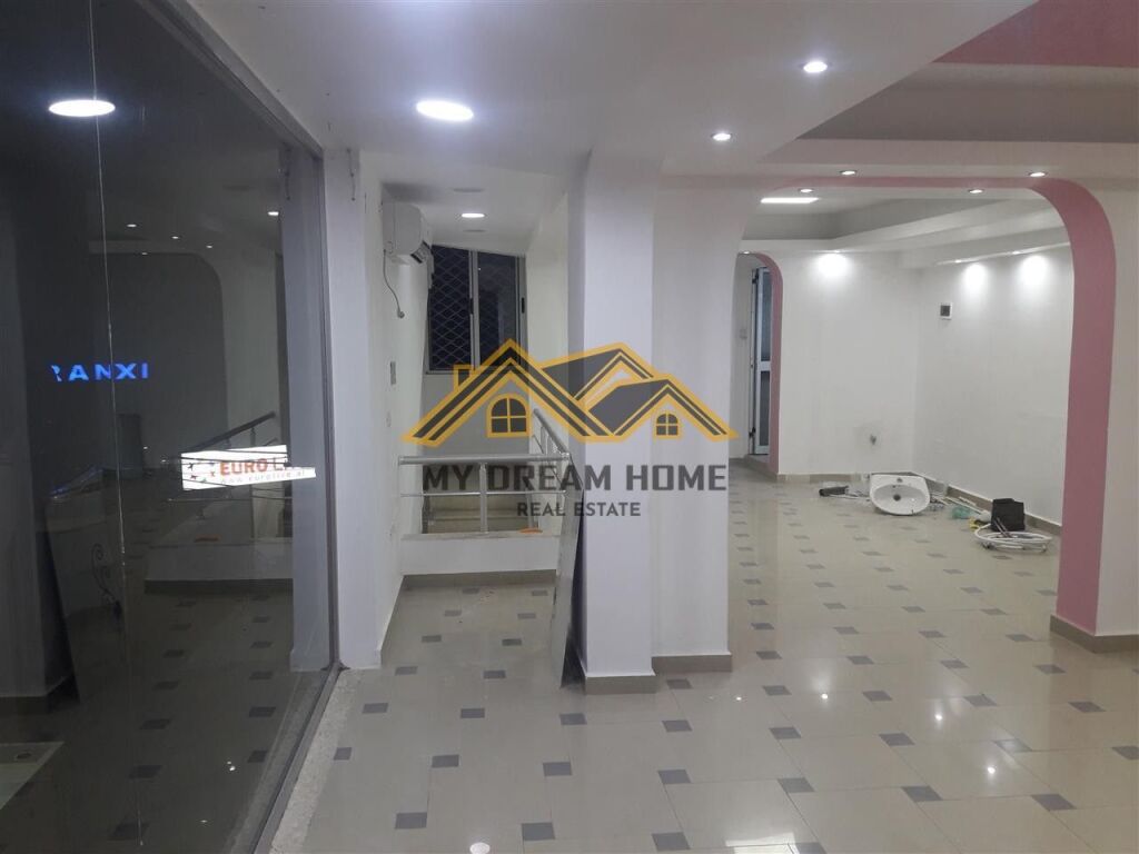 Jepet me Qira, Ambient Biznesi, Tek Pallatit Sportit Durres