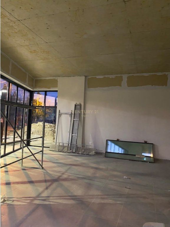AMBIENT KOMERCIAL PER QIRA BULEVARDI I RI ,KOMPLEKSI NDREGJONI 2,000 € /Muaj