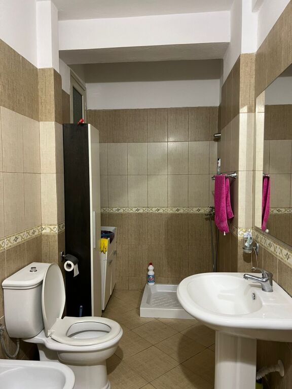 Jepet apartament me qera me aftat te gjate