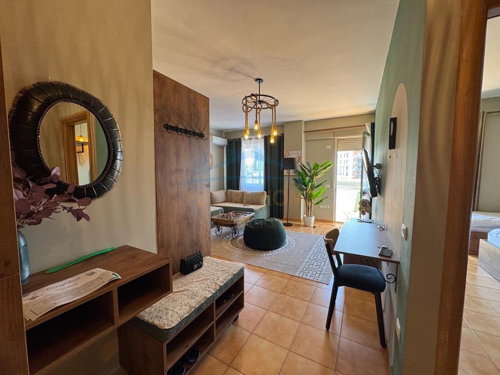 Shitet, Apartament 1+1, Rruga e Barrikadave, Tirane