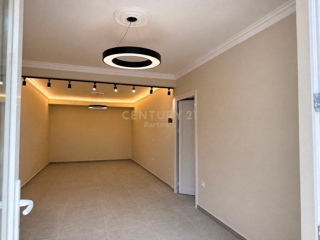NEGOZIO IN AFFITTO DI FRONTE ALL'ISTITUTO 'HARRY FULTZ' 750 € /Mese