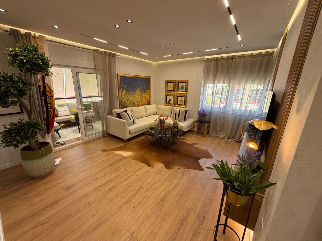 Shitet Apartament 2+1  Adresa : Zogu i Zi fillimi Rruges Don Bosko  Kati 6  Siperfaqe 91 m2  Orjentim jug  Cmimi 259,000€