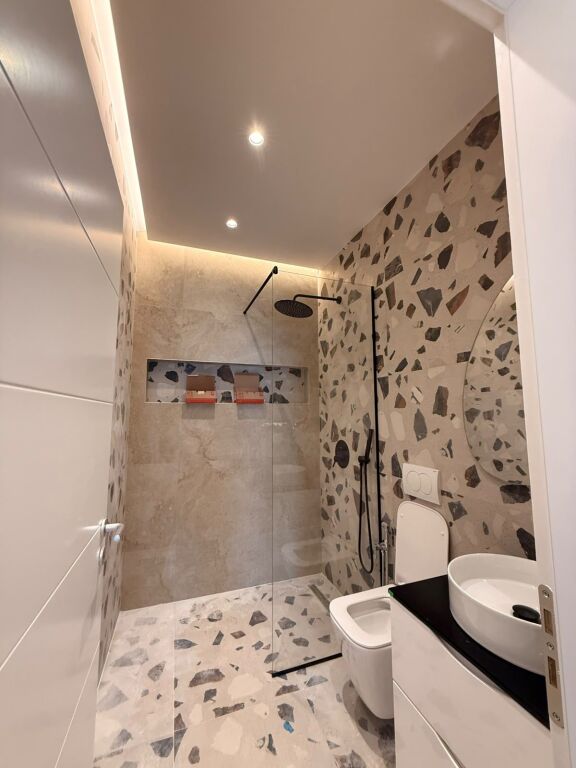 Shitet apartament 2+1+2+Post Parkimi tek Bulevardi i Ri , ish Stacioni i Trenit .