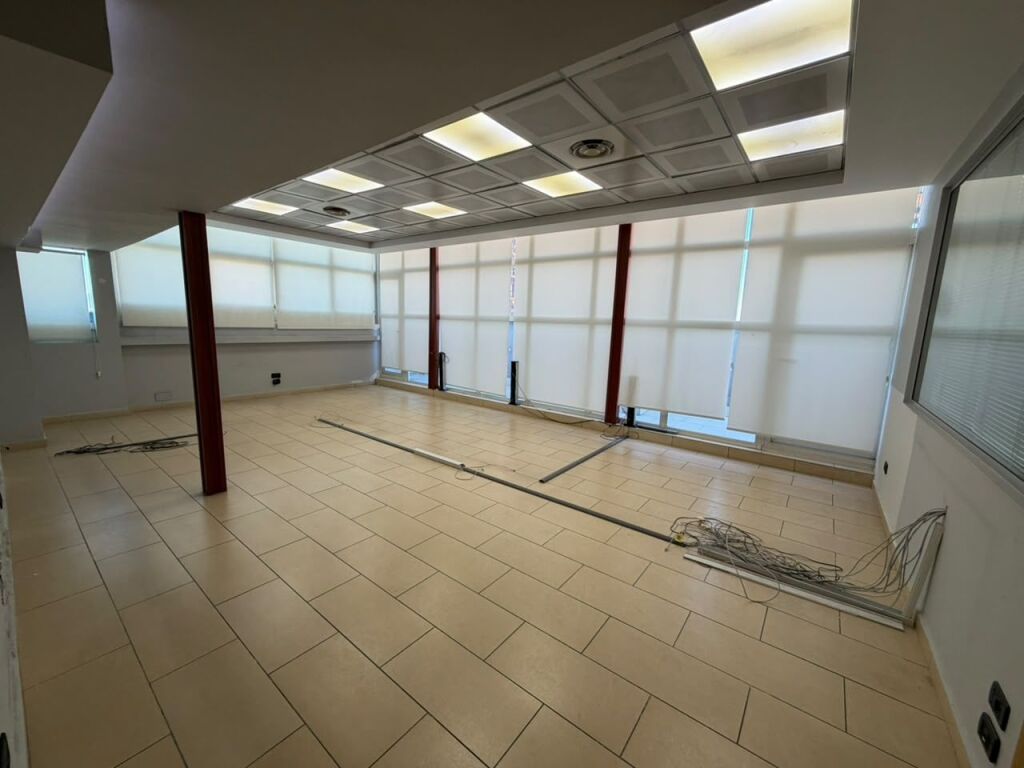 🏢 LOCALE IN AFFITTO IN VIA KAVAJES