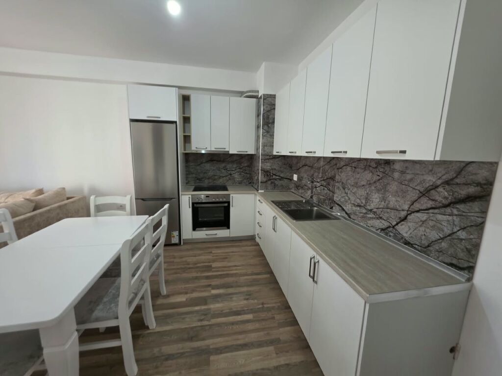 🏡 Appartamento 2+1 in affitto  📍Astir, Complesso Urban Gate   🏢 2° piano  🛗 Con ascensore ✅️ Mai abitato prima  📐 Superficie: 75m²  💰 Prezzo: 50.000 Lek / Mese (amministrazione inclusa)