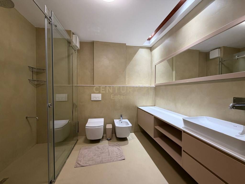 Apartament Luksoz 3+1+2 Poste Parkimi, NOBIS - Jepet me QERA - 300'000 LEKE