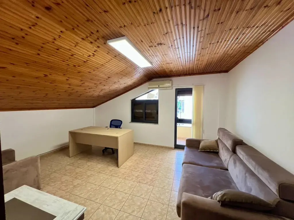 Qira, Papafingo 3+1+Verandë , ”Pazari i Ri”, Tiranë.