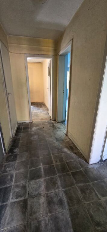 📍 Në Rrugën e Kavajës, pranë Qendrës Shëndetësore Nr. 9, ofrohet për shitje apartament 2+1, 195,000 €