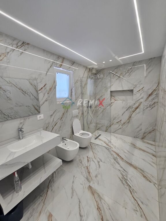 🏡 APPARTAMENTO 2+1 IN AFFITTO – VICINO ALLA CASERMA DEI POMPIERI, DURRËS!