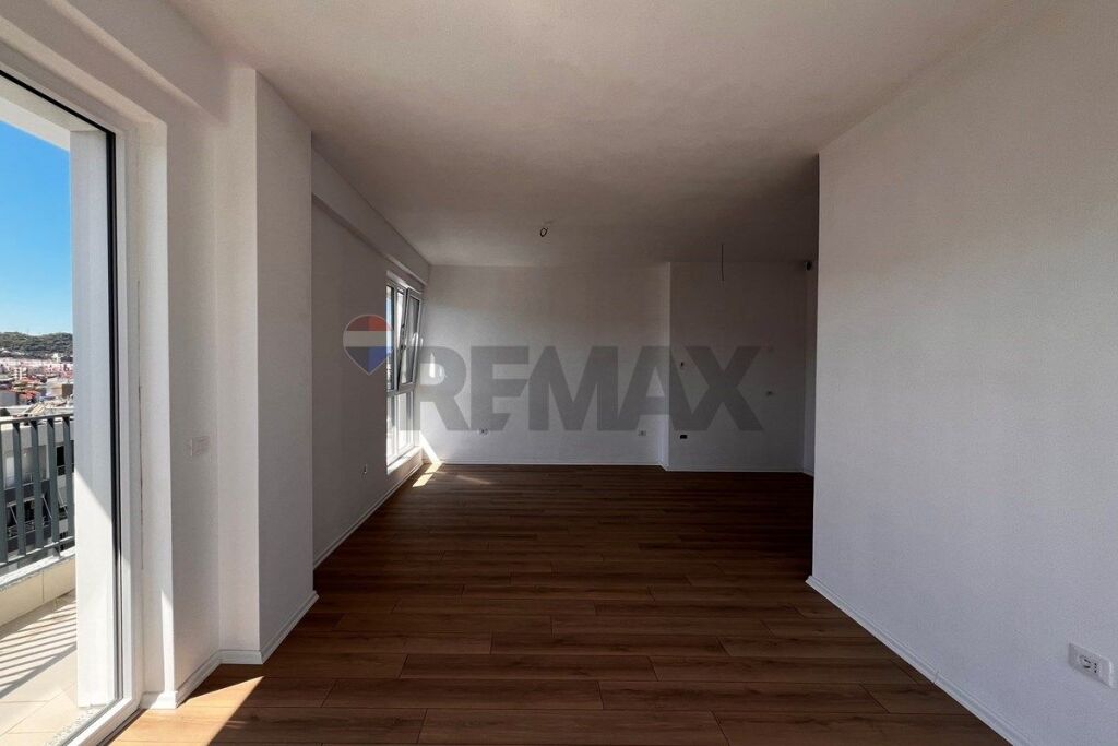 Apartament 3+1+2 me verande te Komuna Parisit!