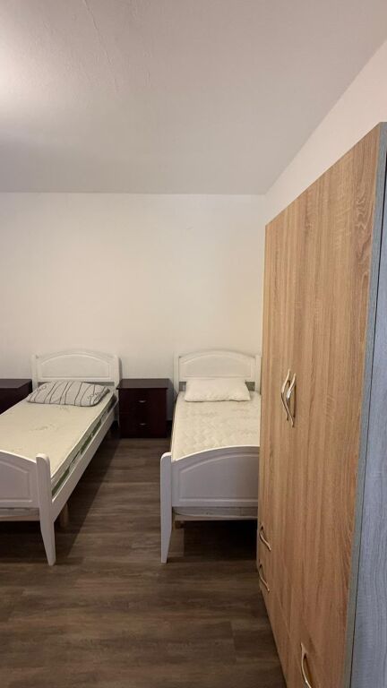 SHTEPI ME QERA 3+1+2 VENDE PARKIMI - AMERIKAN 2, PRANE MJEKSISE