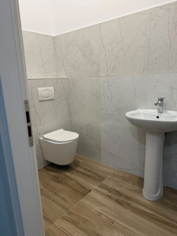 AMBIENT KOMERCIAL ME QIRA 82.3m2  – DONIKA CENTER QENDER