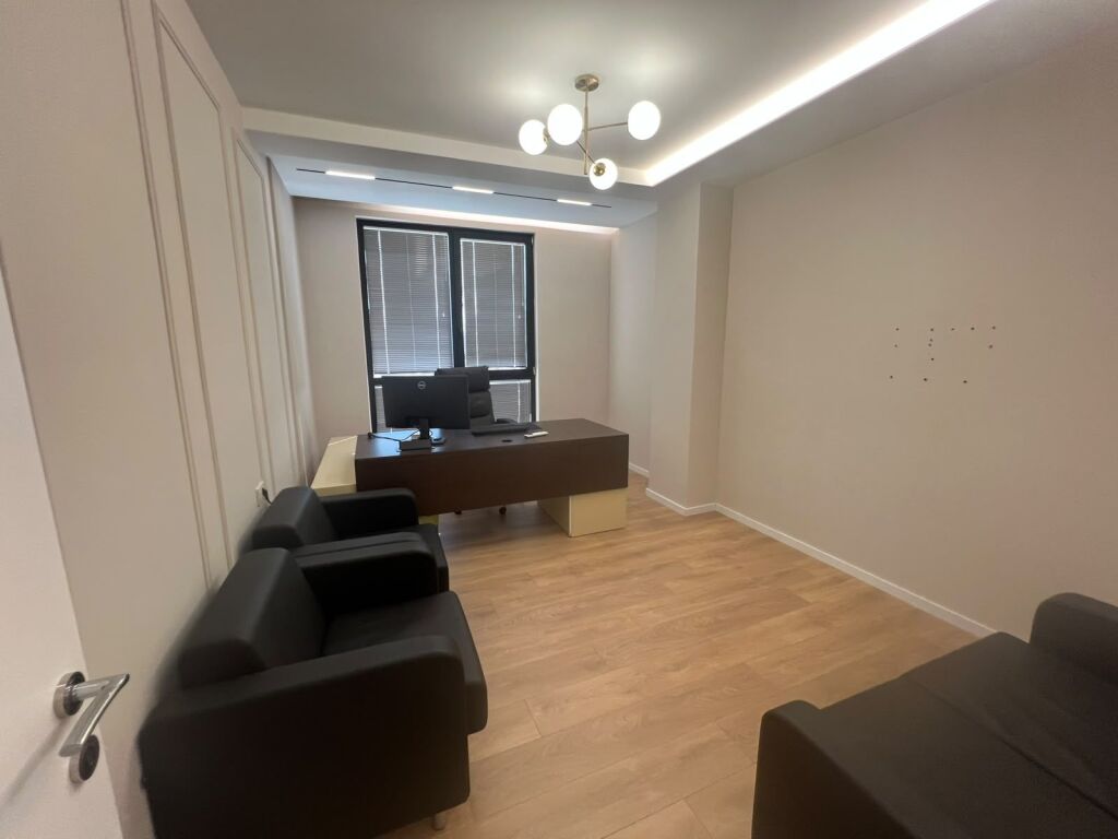 Golden Tower, jepet me qera ambient per zyra e mobiluar.