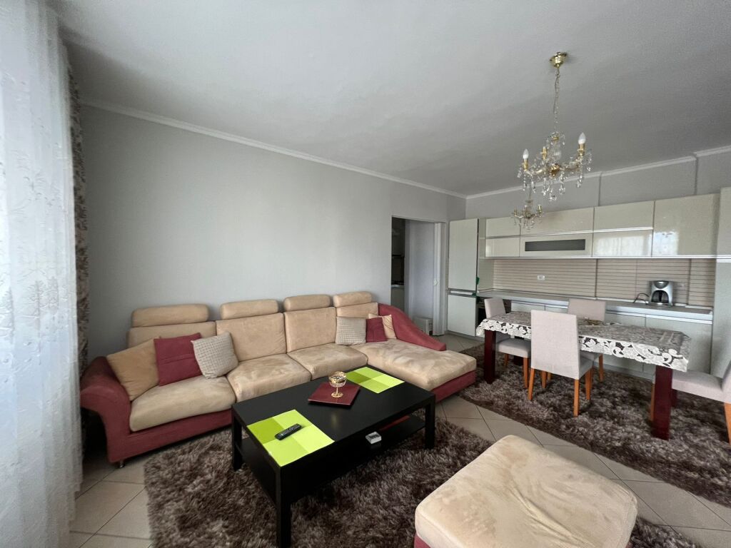🏠 Apartament 3+1 në Rrugën e Kavajës Ofrohet për shitje apartament 3+1, me vendndodhje të favorshme në Rrugën e Kavajës, Tiranë, me akses të mirë dhe mundësi të përshtatshme si për banim familjar, ashtu edhe për investim.