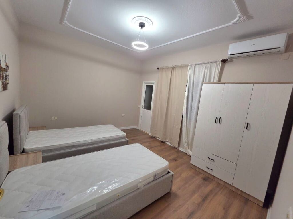🏠Ish Fusha Aviacionit,jepet me qera kati i 2-te i nje vile 3+1+3,i mobiluar. 75,000Leke