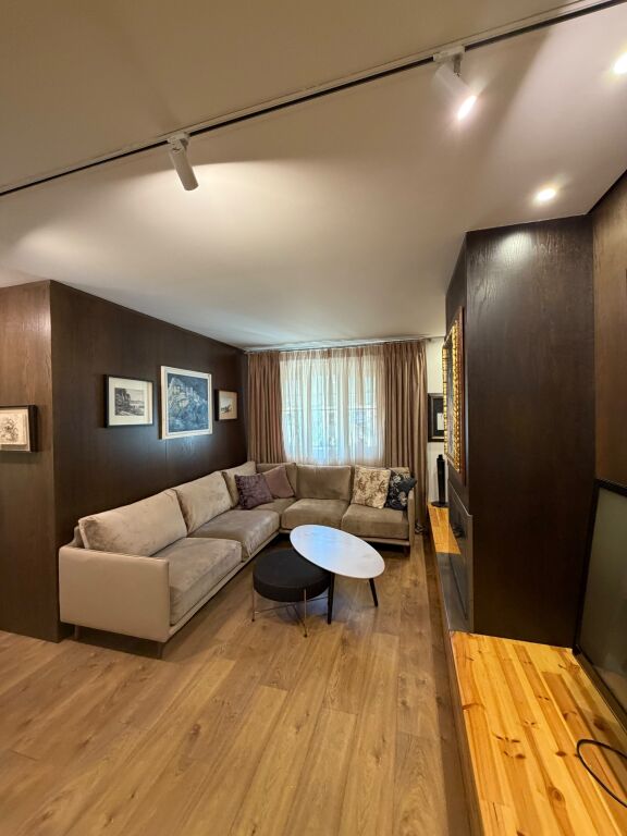 21-Dhjetori, affittasi appartamento moderno 2+1.