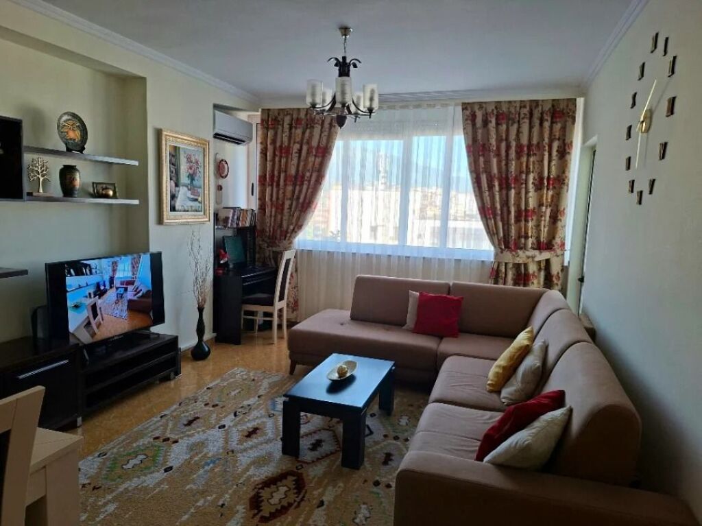 Apartment 1+1 for sale in Kinostudio, near Bar Alehandro, Porcelan. With a net area of 57 m2 and gross 61 m2. Located on the 7th floor in a 2005 building with elevator. Has a mortgage, also sold with credit. The selling price is 125,000 Euro. For a visit to the property or more information contact us.     oresti