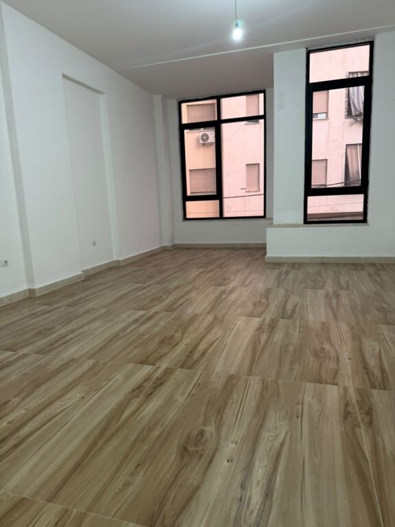 AMBIENT KOMERCIAL ME QIRA – DONIKA CENTER , MINE PEZA QENDER