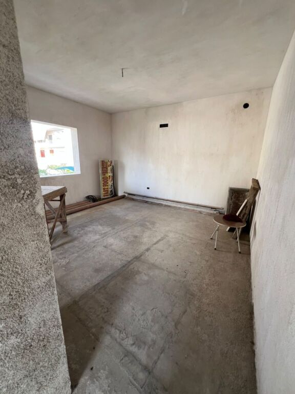 Shitet Shtëpi Private në Kënetë, pranë Karburant Eida