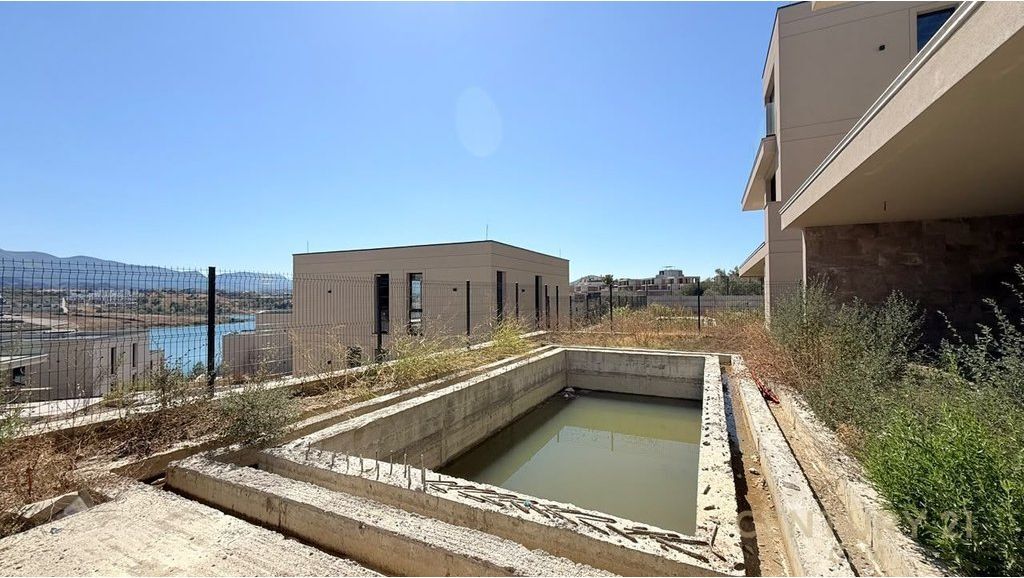 WE SELL AN INDIVIDUAL VILLA WITH A POOL AT LAKESHORE RESIDENCES
