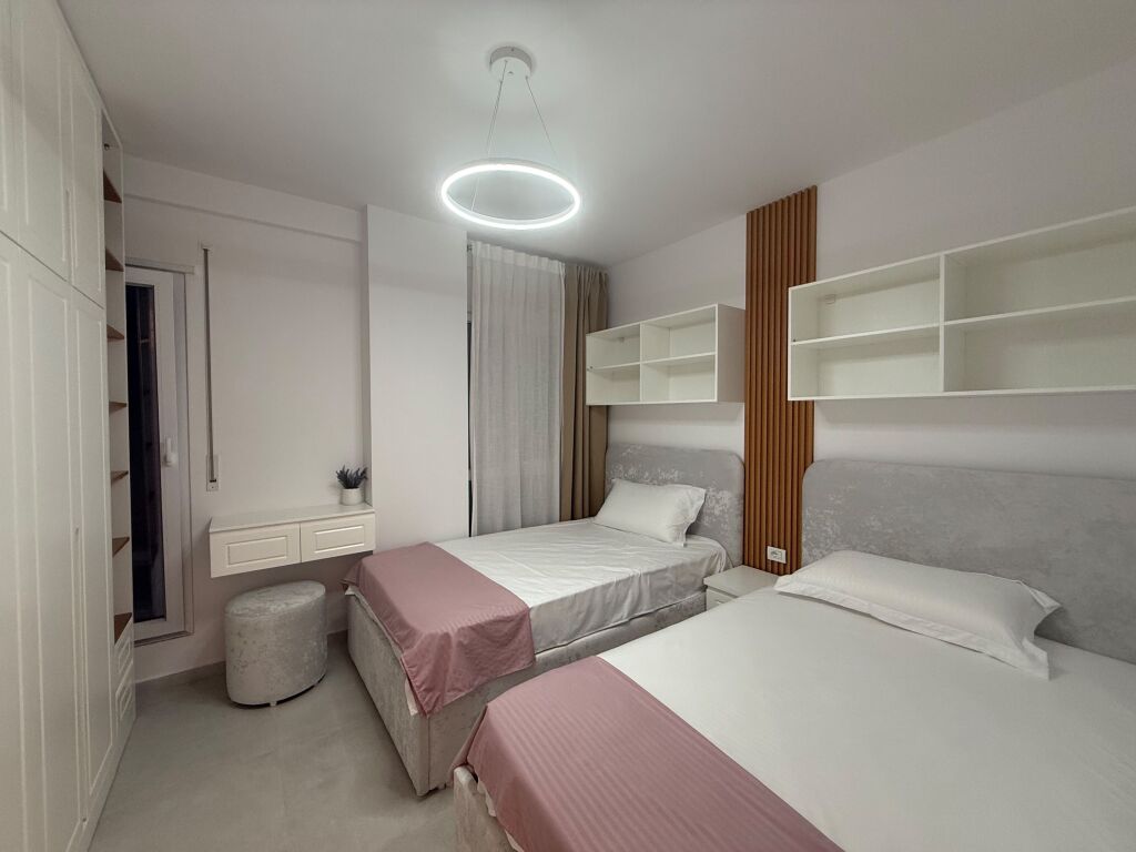 Apartament 2+1 + 2 me qira te Shkolla e Kuqe