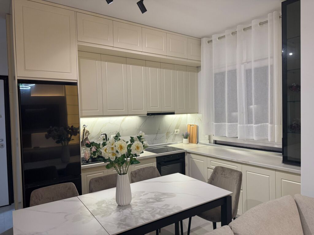Apartament 2+1 + 2 me qira te Shkolla e Kuqe