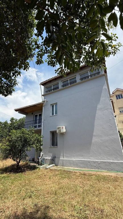 SHTEPI ME QERA 3+1+2 VENDE PARKIMI - AMERIKAN 2, PRANE MJEKSISE
