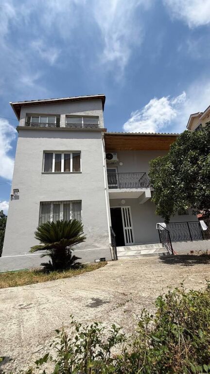 SHTEPI ME QERA 3+1+2 VENDE PARKIMI - AMERIKAN 2, PRANE MJEKSISE