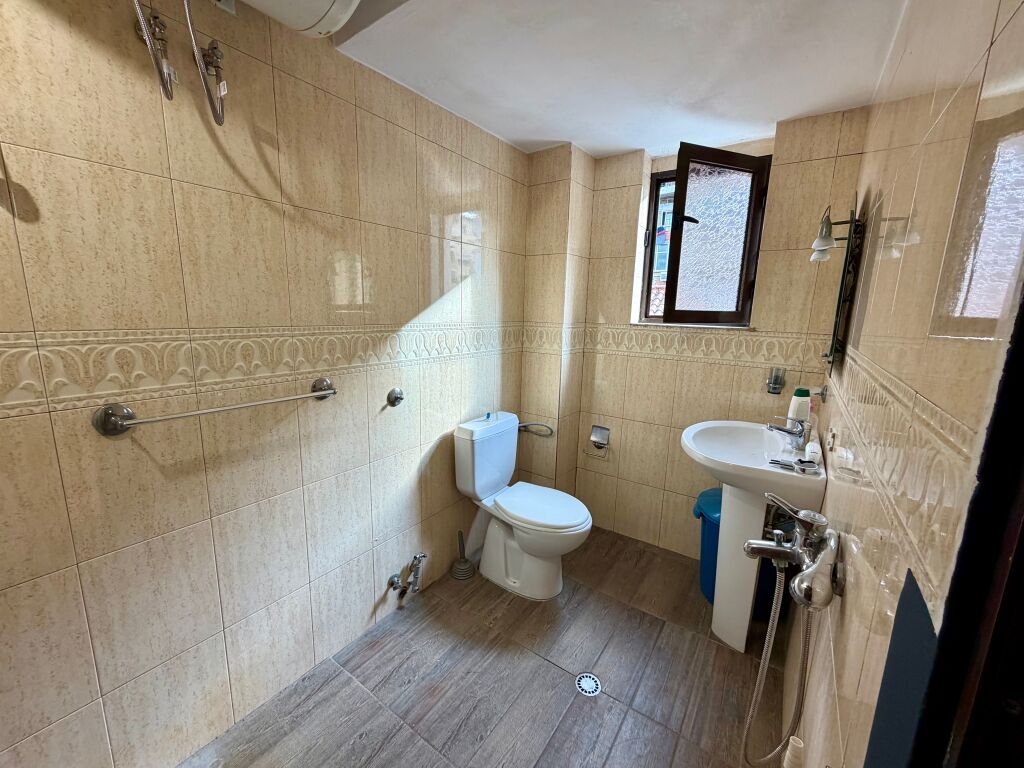 AMBIENT BIZNESI ME QIRA   📍 21 DHJETORI, Buzë rruge kryesore