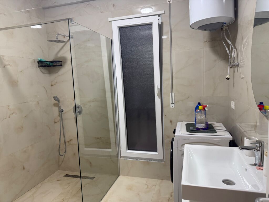 Apartament 2+1 + 2 me qira te Shkolla e Kuqe