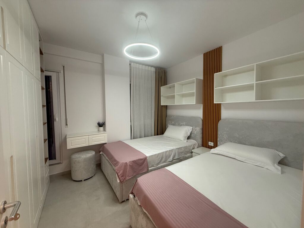 Apartament 2+1 + 2 me qira te Shkolla e Kuqe