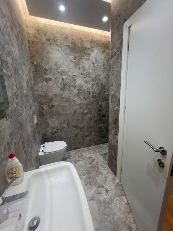 Golden Tower, jepet me qera ambient per zyra e mobiluar.