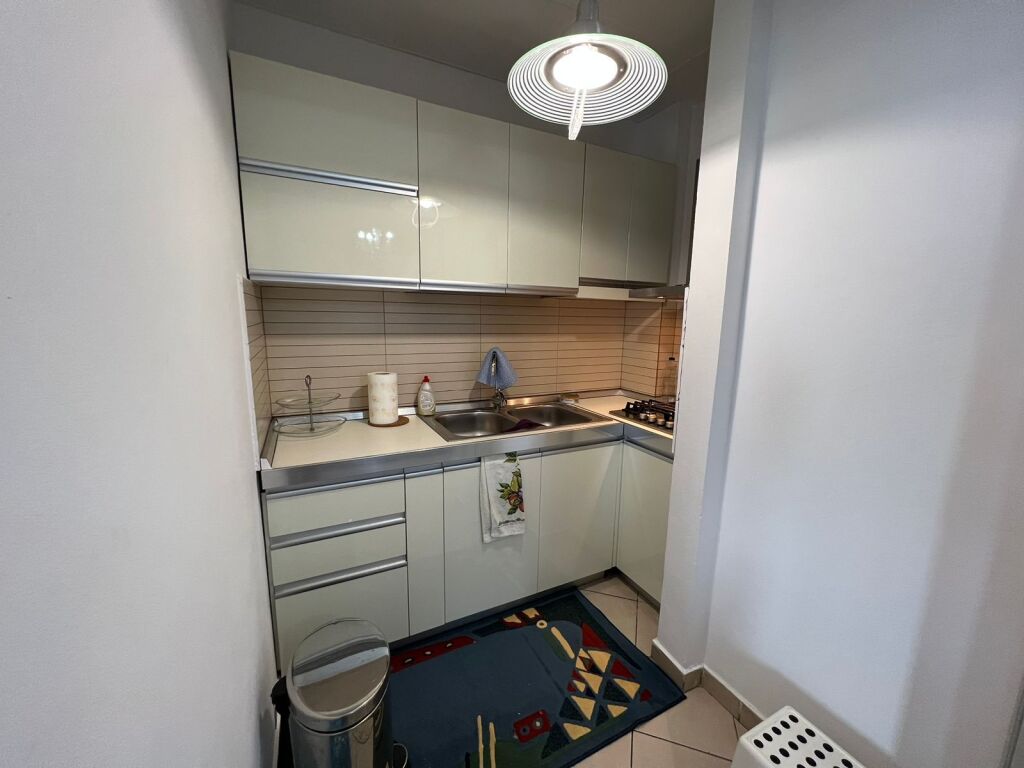 🏠 Apartament 3+1 në Rrugën e Kavajës Ofrohet për shitje apartament 3+1, me vendndodhje të favorshme në Rrugën e Kavajës, Tiranë, me akses të mirë dhe mundësi të përshtatshme si për banim familjar, ashtu edhe për investim.