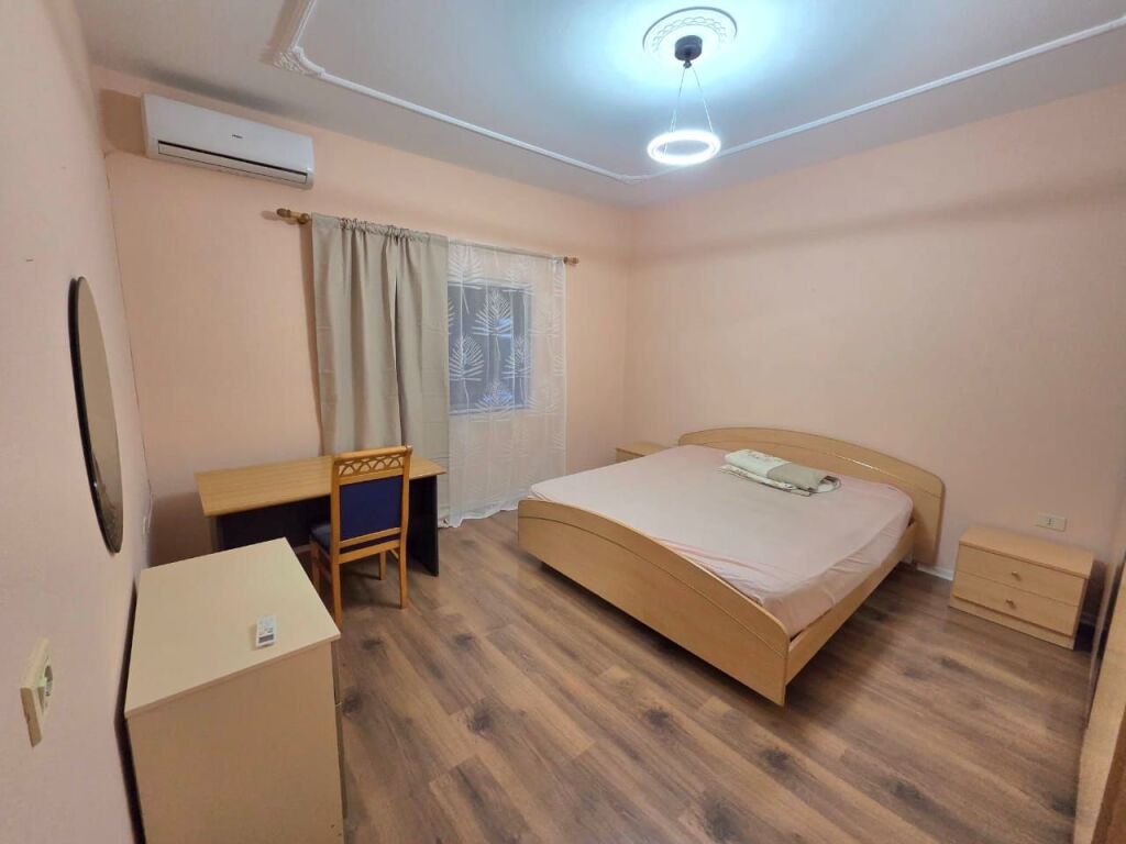 🏠Ish Fusha Aviacionit,jepet me qera kati i 2-te i nje vile 3+1+3,i mobiluar. 75,000Leke