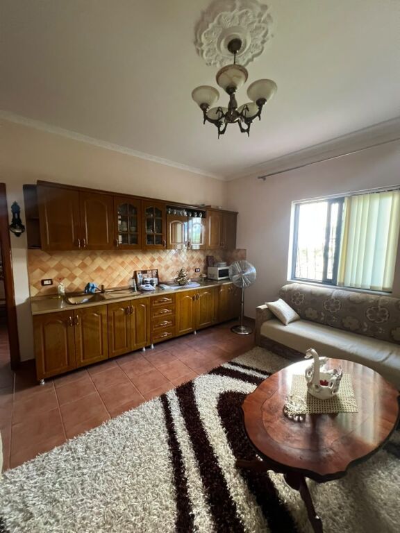 Shitet Shtëpi Private në Kënetë, pranë Karburant Eida