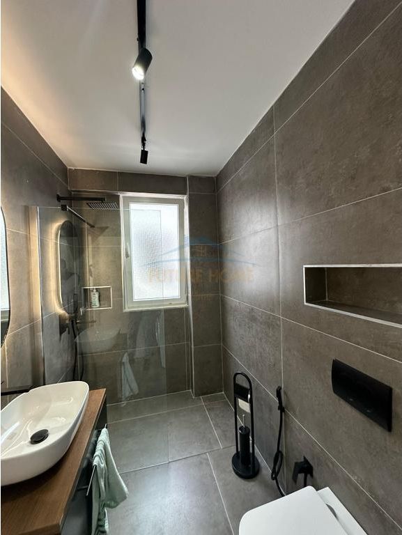 Shitet, Apartament 2+1, Shkoze, Tiranë.