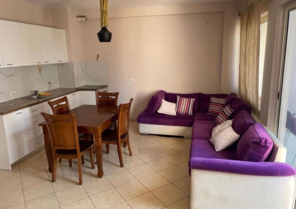Jepet me qira apartament 1+1 pranë Grand Gallery në Yzberisht!