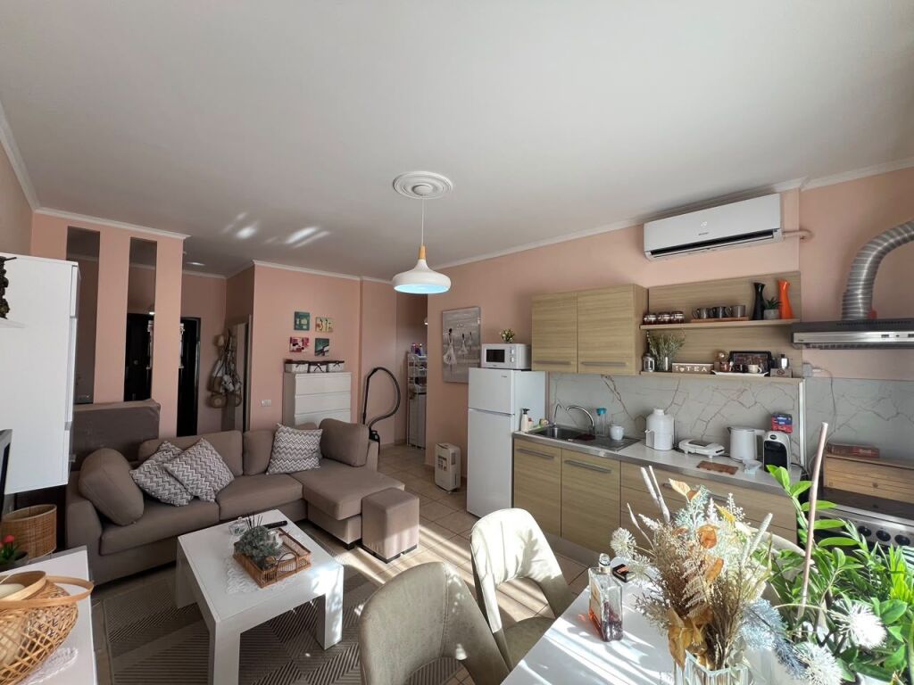 JEPET APARTAMENT 1+1 ME QIRA – LAGJIA 13, DURRËS | PRANË DETIT